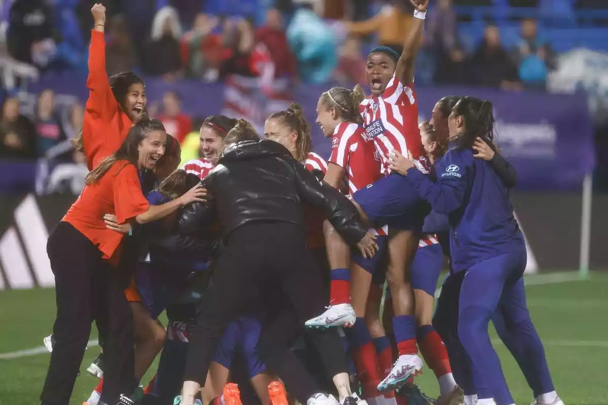Las jugadoras del Atlético de Madrid Femenino celebran un gol haciendo una gran piña