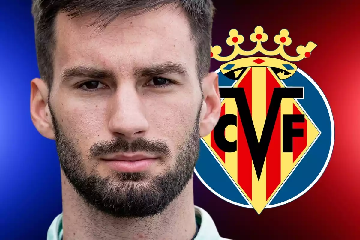 Álex Baena en primer plano mirando a cámara al lado de un escudo del Villarreal
