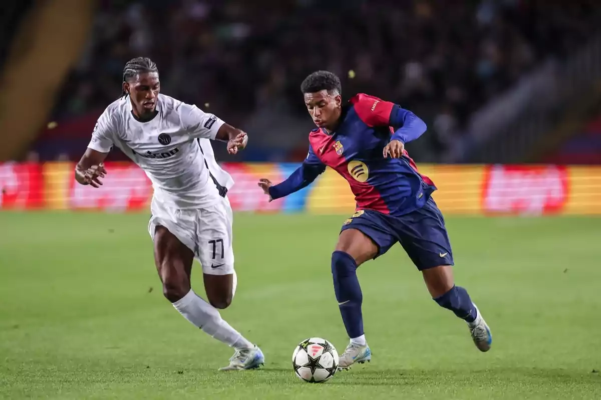 Dos jugadores de fútbol compiten por el balón en un partido.