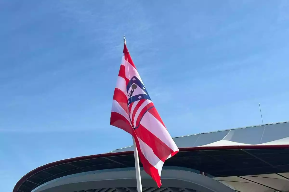 Imagen de la bandera en las afueras del Metropolitano