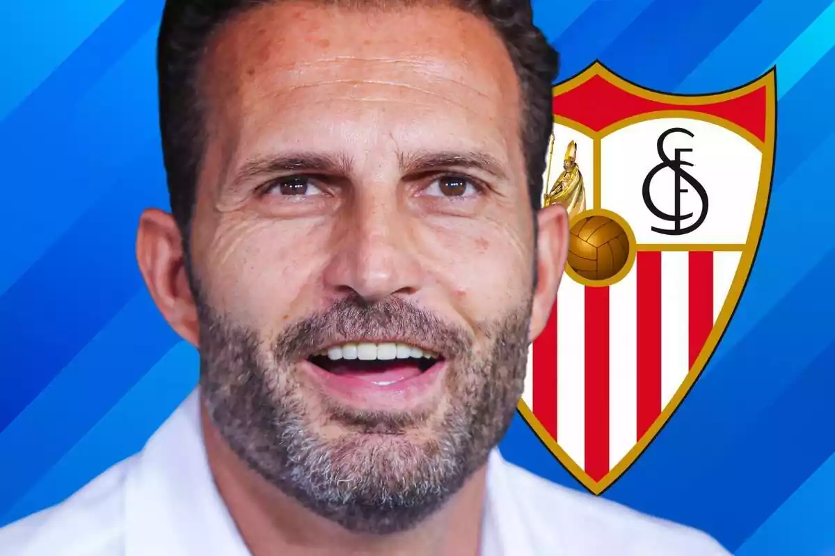 Rubén Baraja con una gran sonrisa y el escudo del Sevilla al fondo