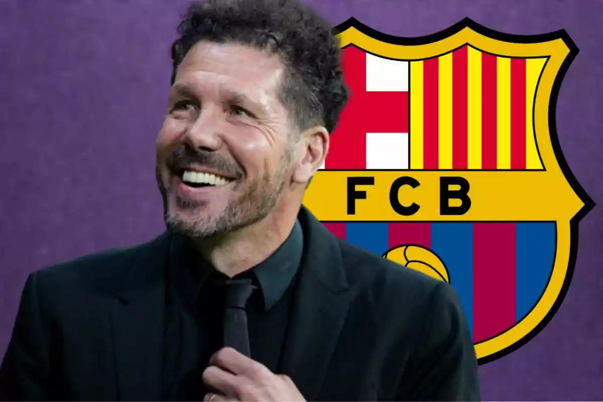 Un hombre sonriente con barba y cabello rizado, vestido con traje negro y corbata, frente a un escudo del FC Barcelona sobre un fondo morado.