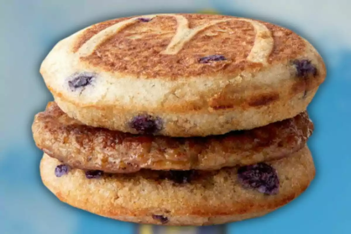 Emparedado de desayuno con salchicha entre dos panes tipo hotcake con arándanos Emparedado de desayuno con salchicha entre dos panes tipo hotcake con arándanos