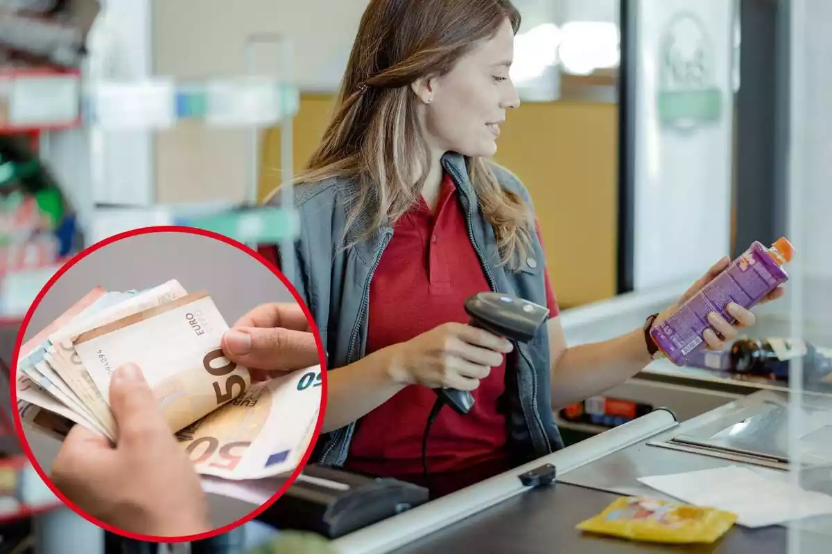 Imagen de fondo de una persona trabajando en el cajero de un supermercado y otra imagen de unas manos con muchos billetes de 50 euros