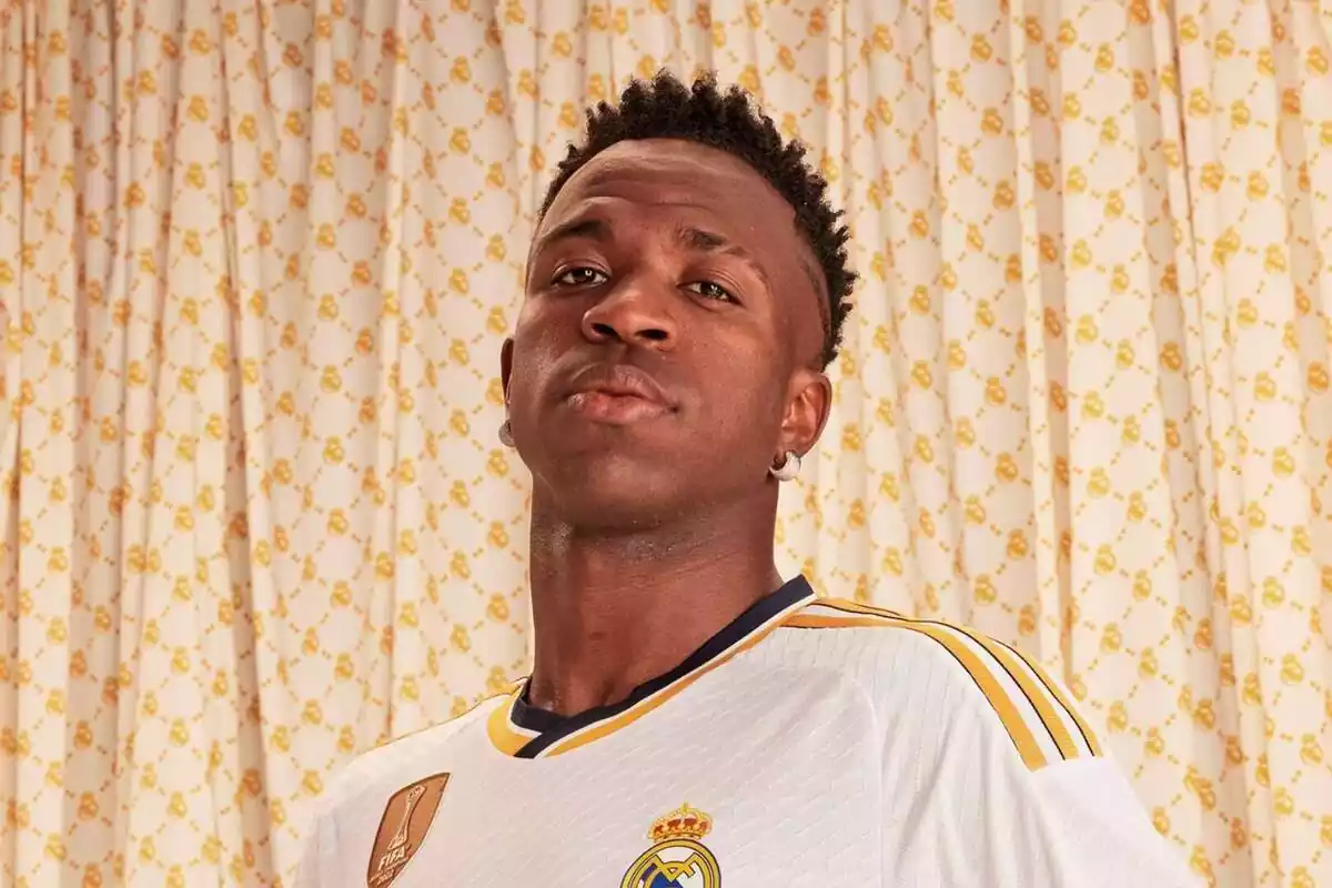 Vinícius Júnior posa con la camiseta del Real Madrid para la temporada 2023/2024
