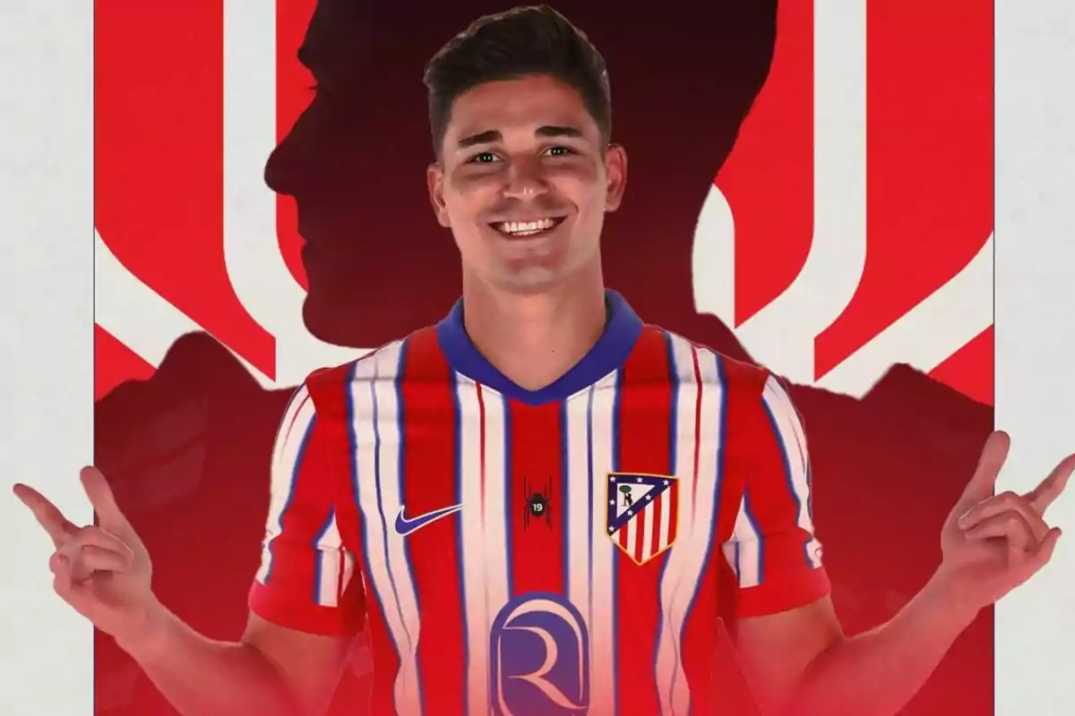 Un jugador de fútbol sonriente con la camiseta del Atlético de Madrid y un fondo rojo.