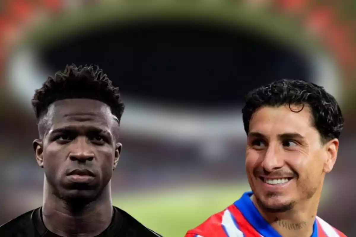 Dos jugadores de fútbol con camisetas de diferentes equipos, uno con expresión seria y el otro sonriendo, con un estadio desenfocado de fondo.