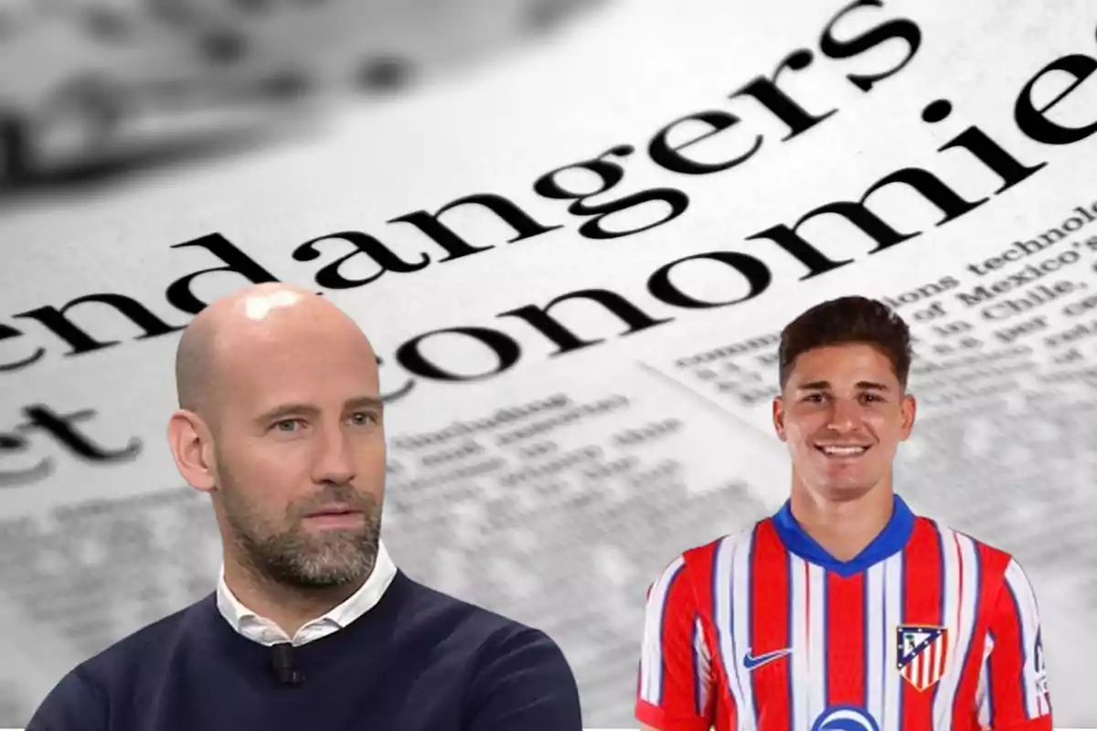 Dos hombres, uno con barba y otro con camiseta de fútbol del Atlético de Madrid, frente a un fondo de periódico.