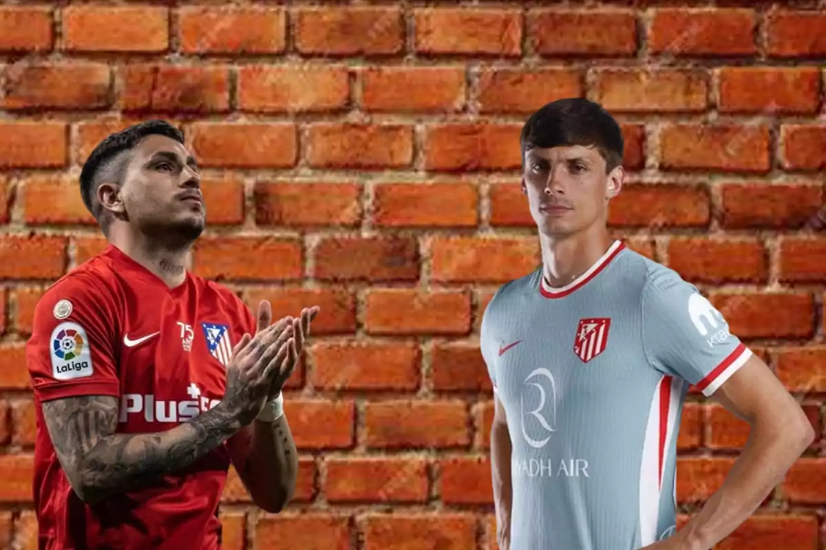 Dos jugadores del Atlético de Madrid posan frente a un fondo de ladrillos, uno con el uniforme rojo y el otro con el uniforme gris.