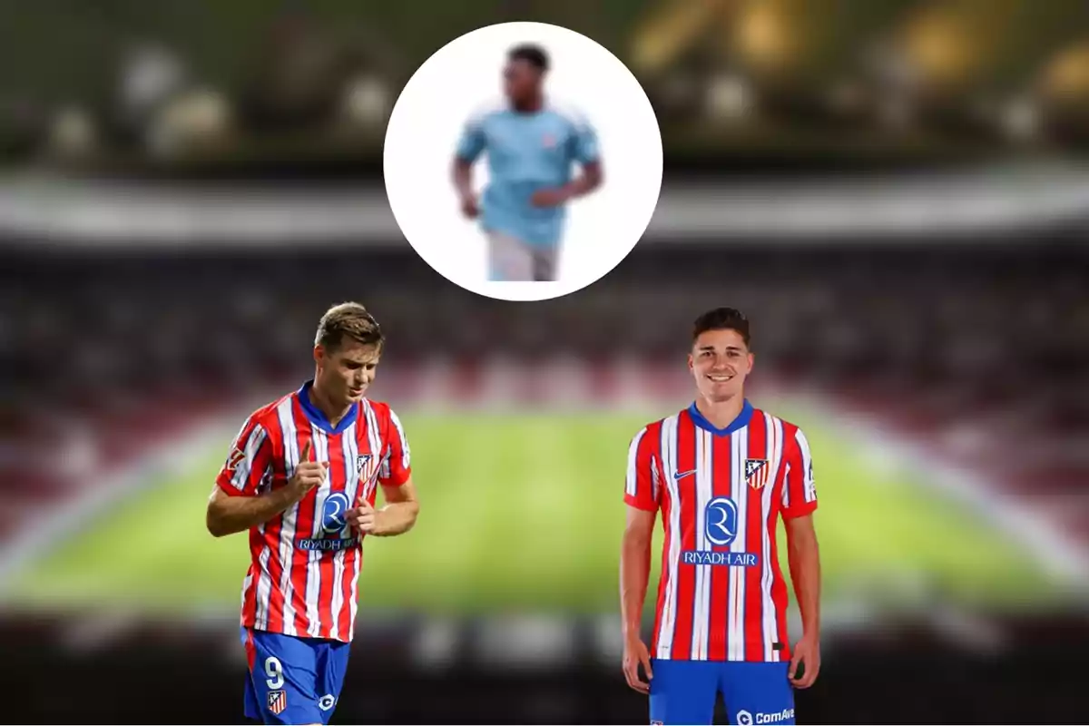 Dos jugadores de fútbol con el uniforme del Atlético de Madrid posan en un estadio, mientras que en un círculo en la parte superior se muestra a otro jugador desenfocado con una camiseta celeste.