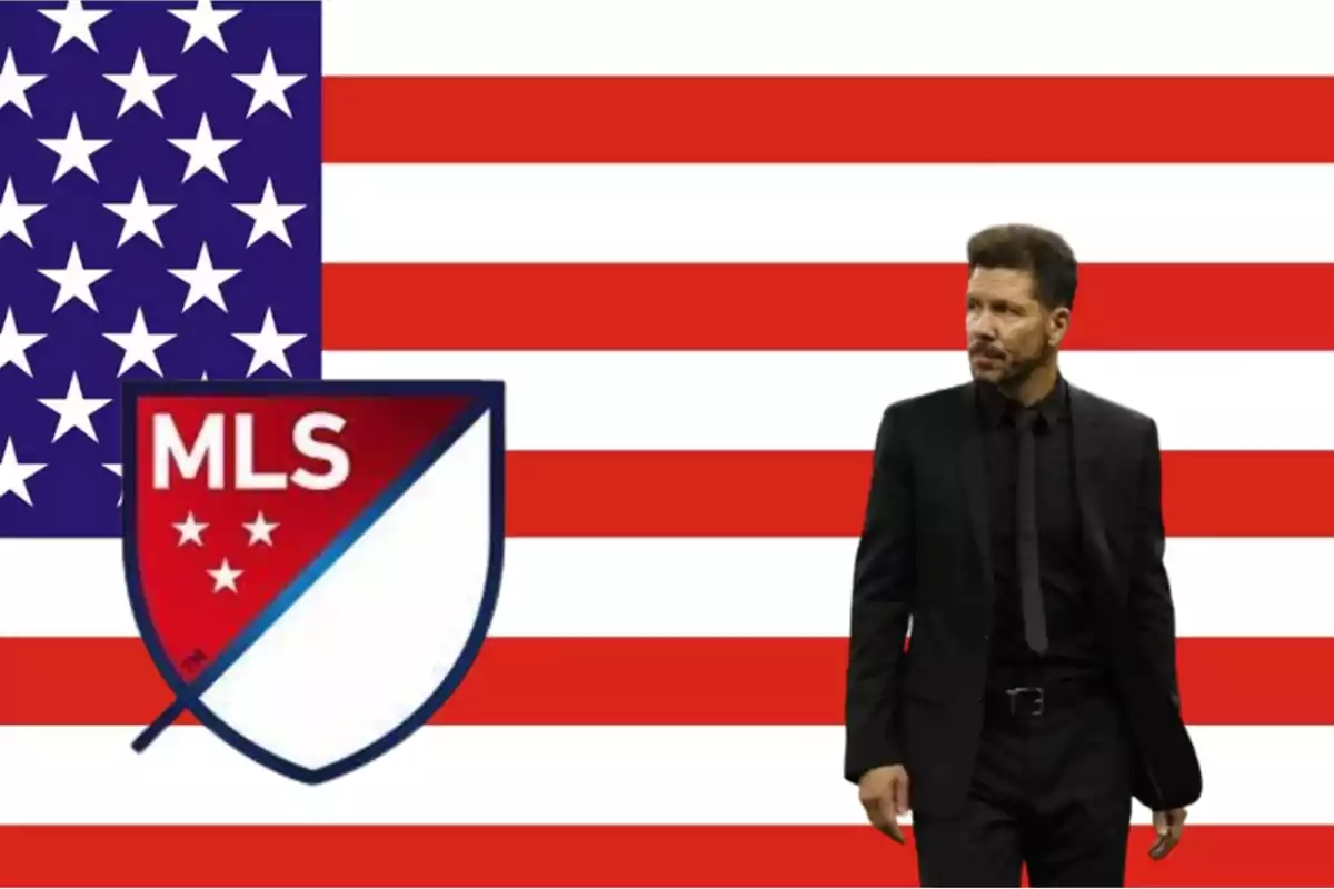 Hombre de traje negro junto al logo de la MLS sobre la bandera de Estados Unidos.