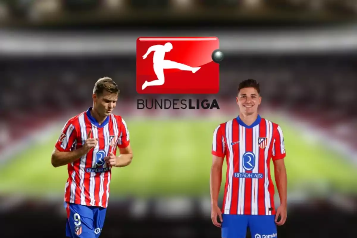 Dos jugadores de fútbol con el uniforme del Atlético de Madrid y el logo de la Bundesliga en el centro.