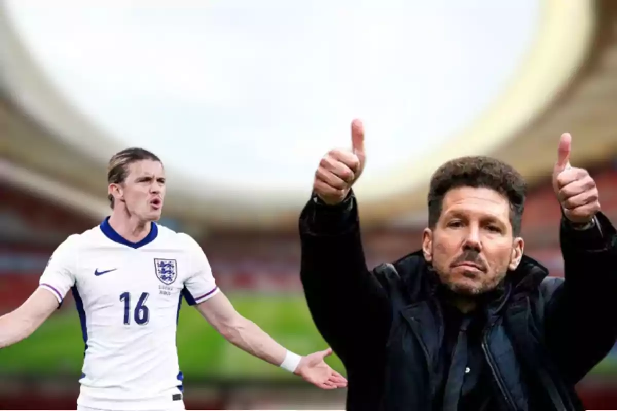 Un jugador de fútbol con la camiseta de Inglaterra y un entrenador levantando ambos pulgares en un estadio.