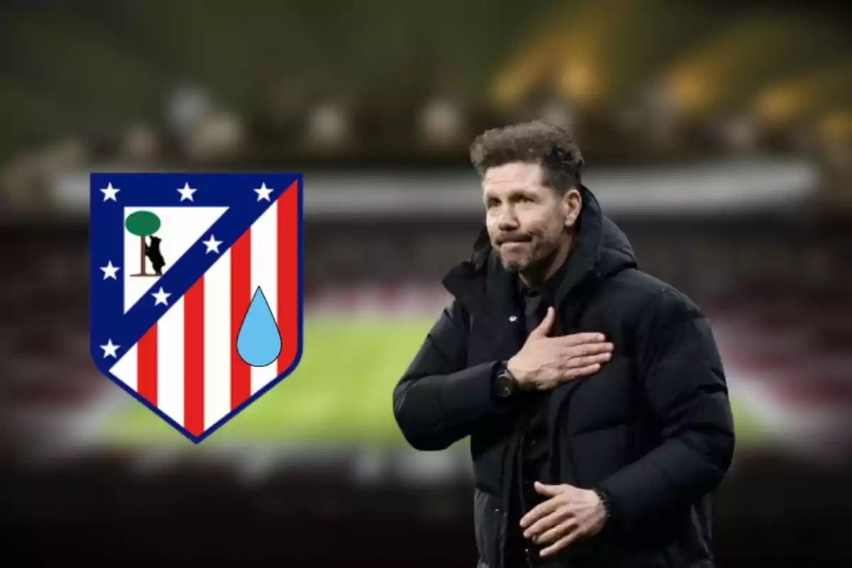 Un hombre con chaqueta negra se lleva la mano al pecho, al lado del escudo del Atlético de Madrid con una lágrima añadida.