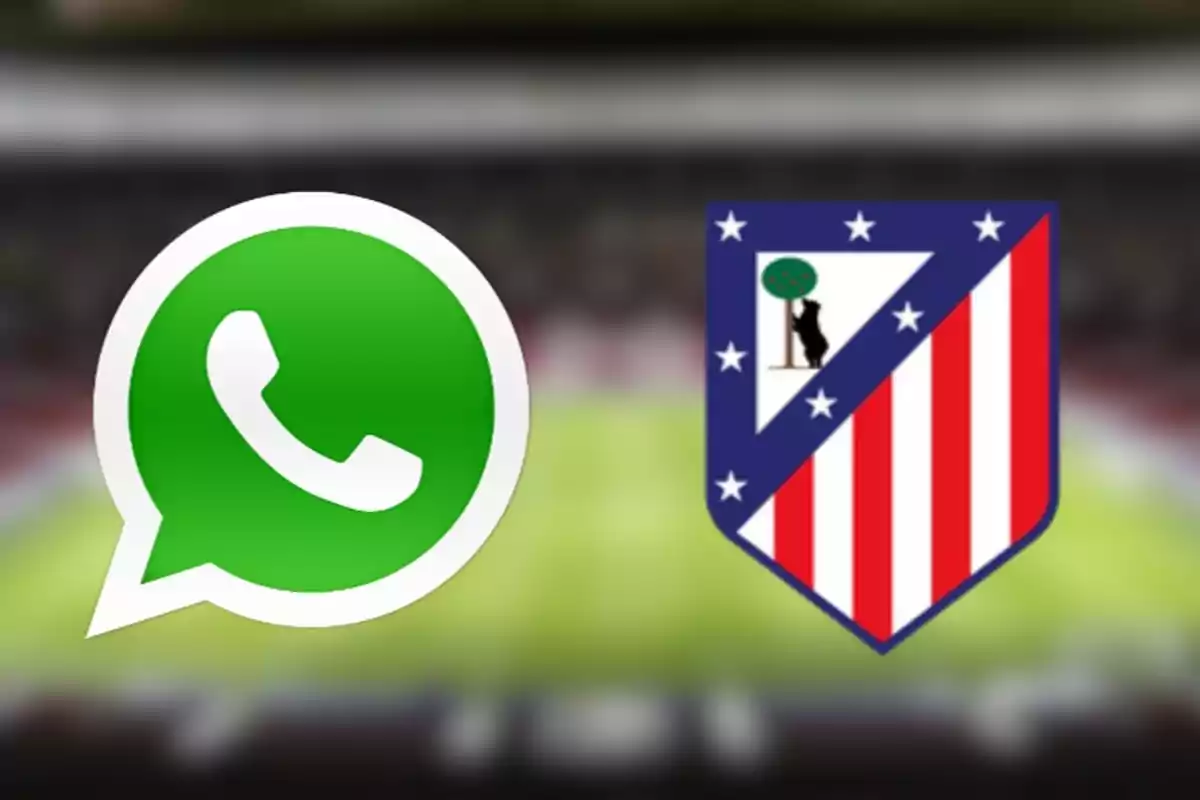 Logotipo de WhatsApp junto al escudo del Atlético de Madrid con un campo de fútbol desenfocado de fondo.