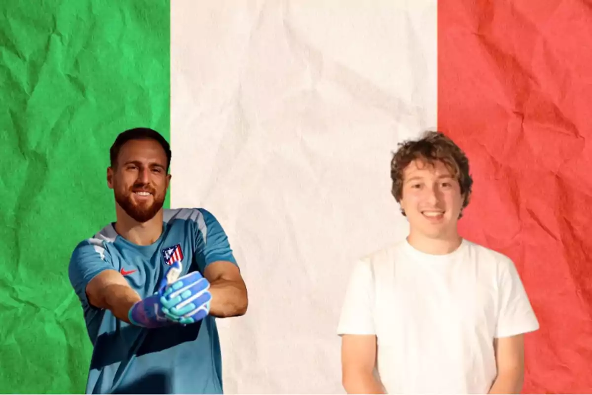 Dos personas posan frente a una bandera de Italia, una de ellas lleva una camiseta de portero del Atlético de Madrid y la otra una camiseta blanca.