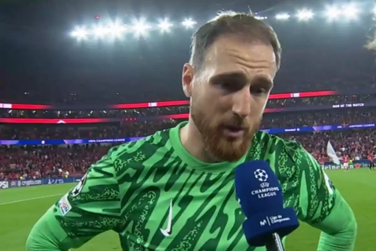 Un jugador de fútbol con uniforme verde es entrevistado en el campo de juego después de un partido de la UEFA Champions League.