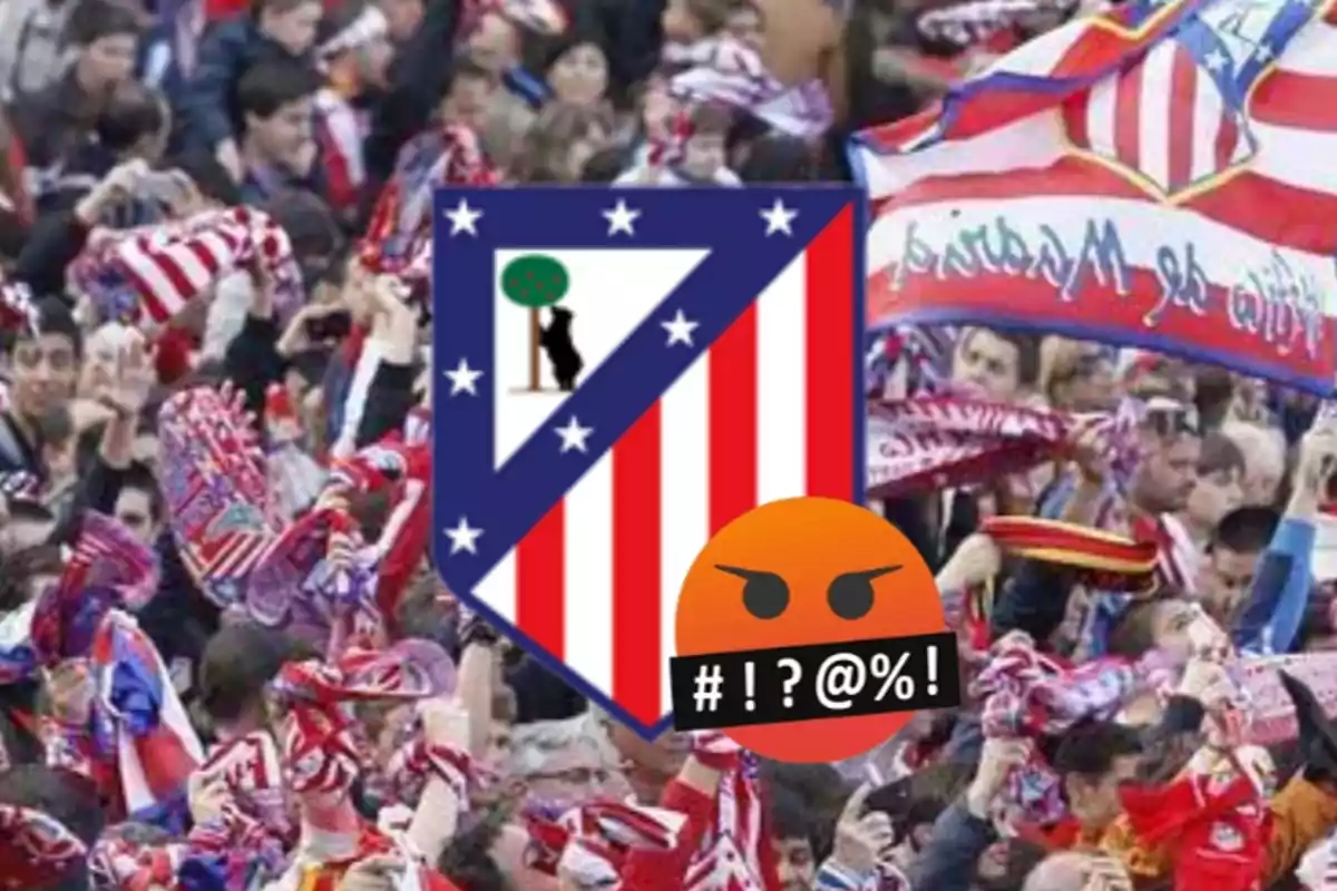 Una multitud de personas con bufandas y banderas del Atlético de Madrid, con el escudo del equipo y un emoji enojado superpuesto.