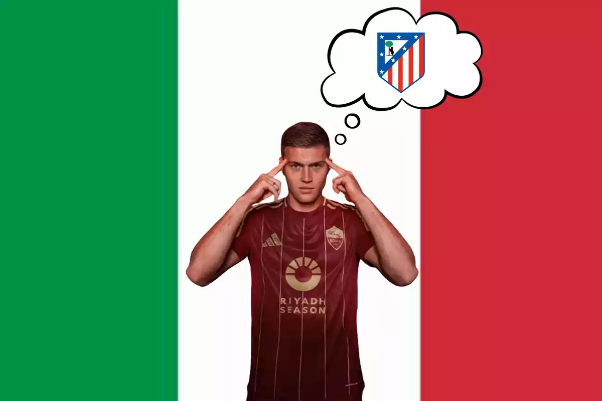 Un jugador de fútbol con una camiseta roja y dorada se toca las sienes mientras piensa en el escudo del Atlético de Madrid, con la bandera de Italia de fondo.