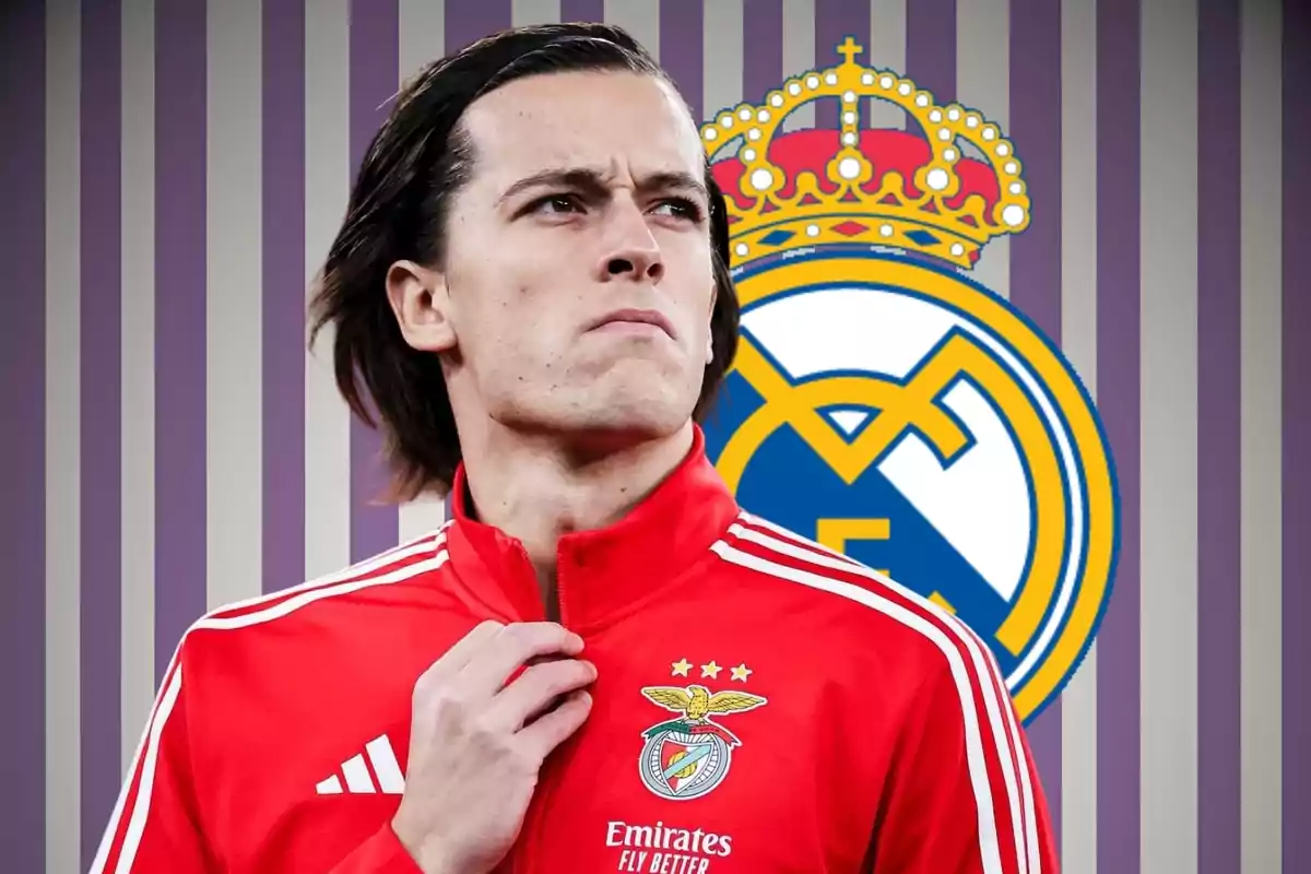 Un jugador de fútbol con chaqueta roja del Benfica aparece frente a un fondo con el escudo del Real Madrid. Un jugador de fútbol con chaqueta roja del Benfica aparece frente a un fondo con el escudo del Real Madrid.