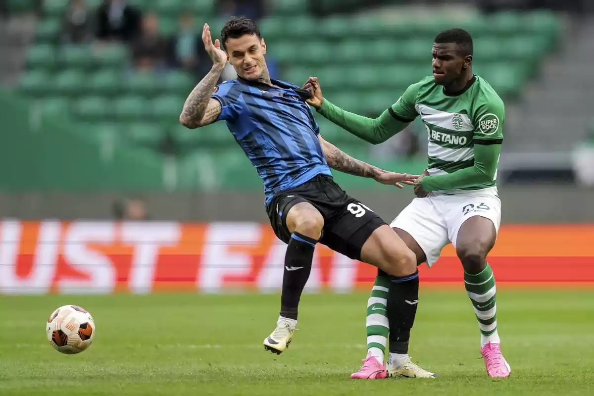 Ousmane Diomandé peleando por un balón con la camiseta del Sporting de Portugal