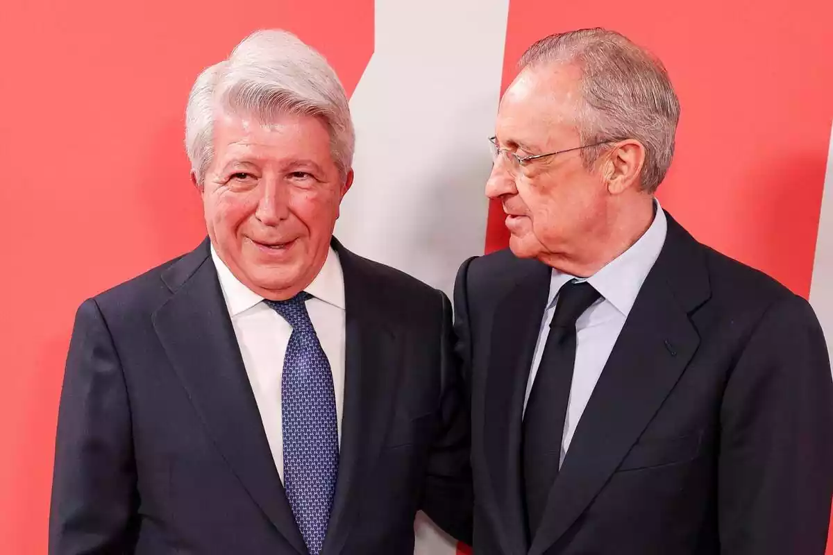 Enrique Cerezo y Florentino Pérez posan ante las cámaras en traje y compartiendo miradas de complicidad