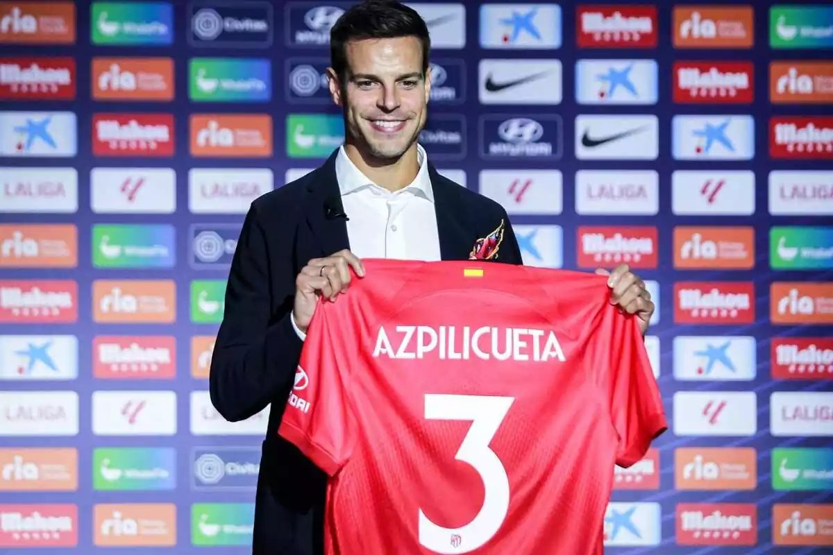 Cesar Azpilicueta con la camiseta del Atlético