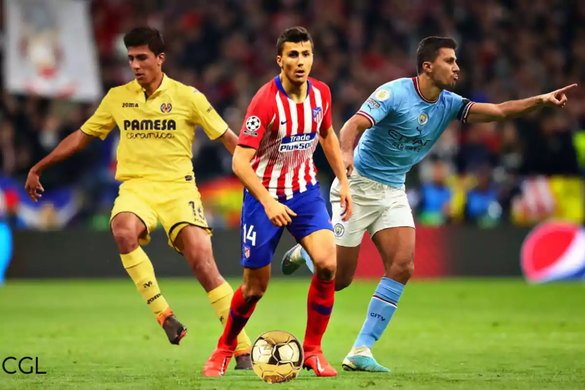 Tres jugadores de fútbol en acción en un campo, cada uno con un uniforme diferente de sus respectivos equipos.