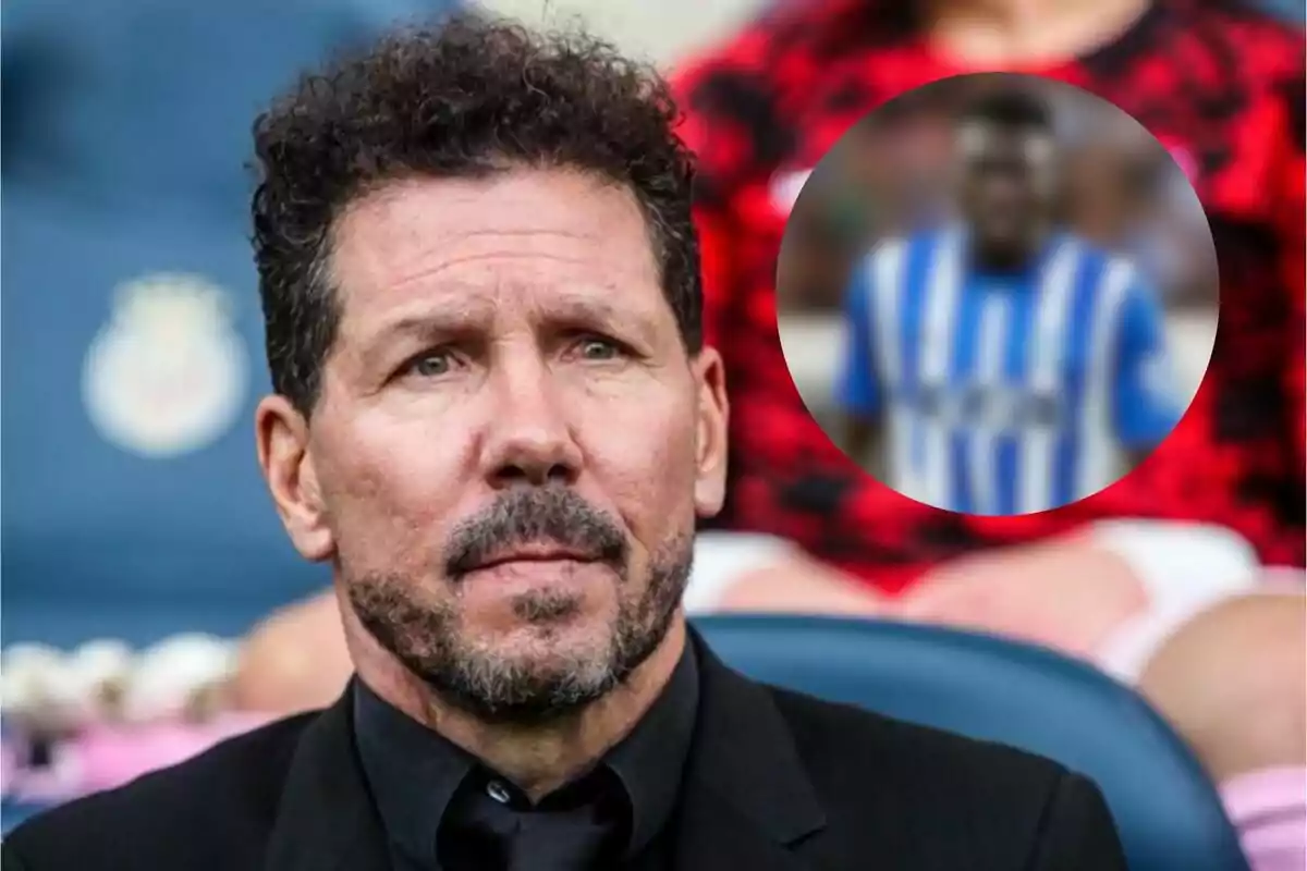 Un hombre con barba y cabello rizado, vestido con un traje negro, aparece en primer plano mientras que en el fondo se ve una imagen borrosa de un jugador de fútbol con una camiseta a rayas azules y blancas.