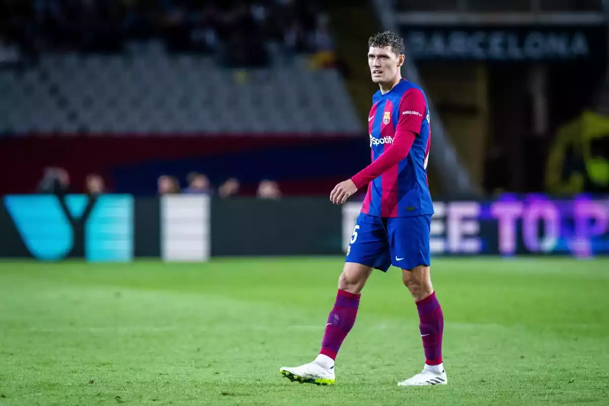 Andreas Christensen caminando durante un partido del FC Barcelona