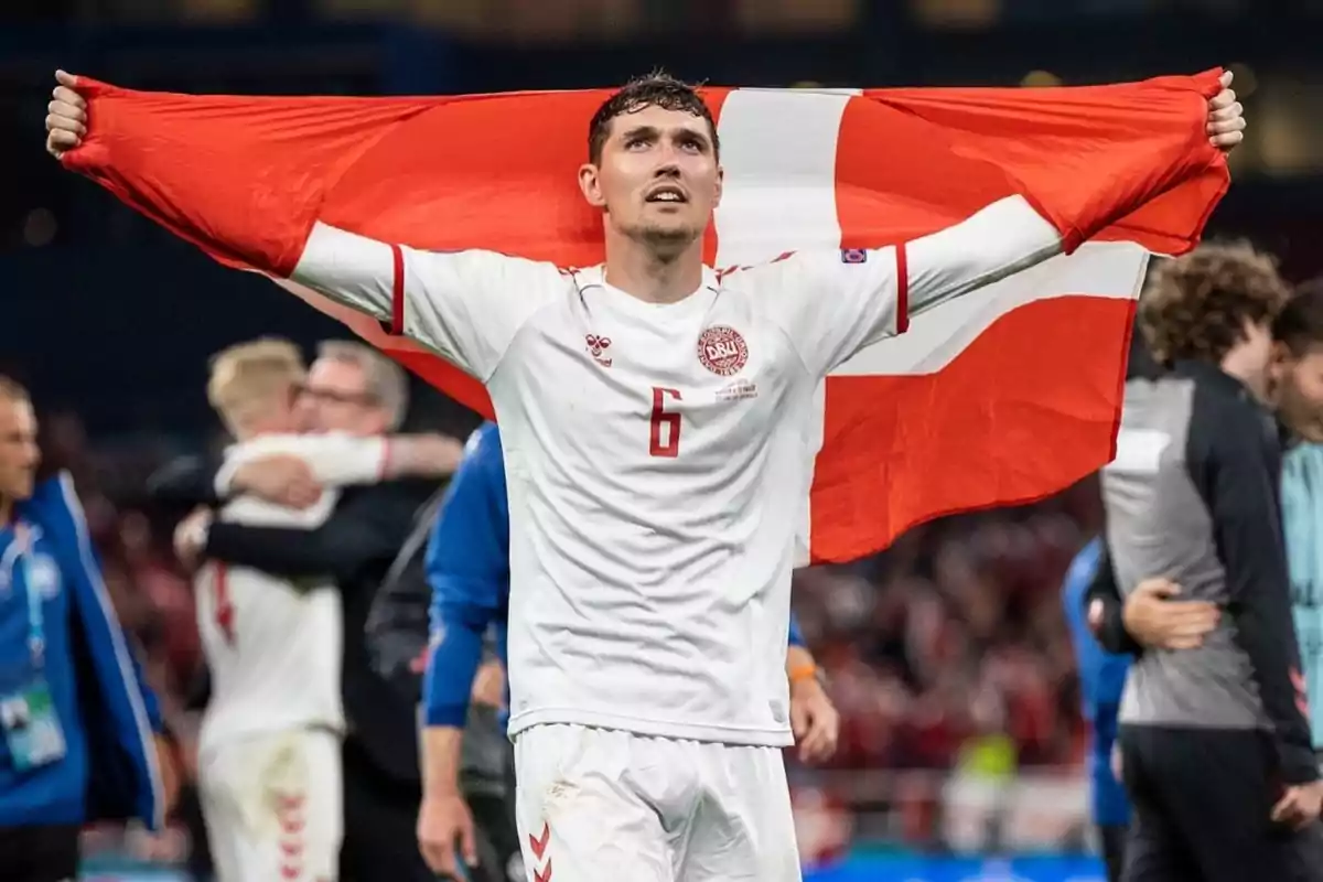 Andreas Christensen con la bandera de Dinamarca