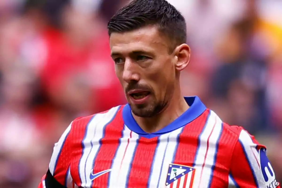 Un jugador de fútbol con la camiseta del Atlético de Madrid en el campo.