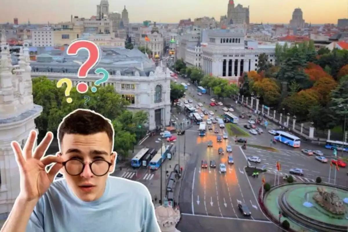 Imagen de fondo de la ciudad de Madrid con coches circulando por ella, además de una imagen de un chico con gafas con gesto dudoso y unos interrogantes sobre su cabeza