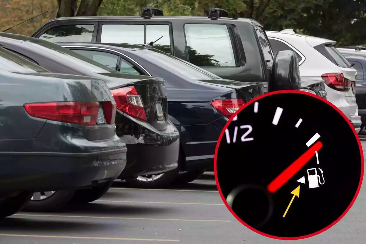 Imagen de fondo de varios coches aparcados y otra de un trozo del panel del coche con el indicador de gasolina