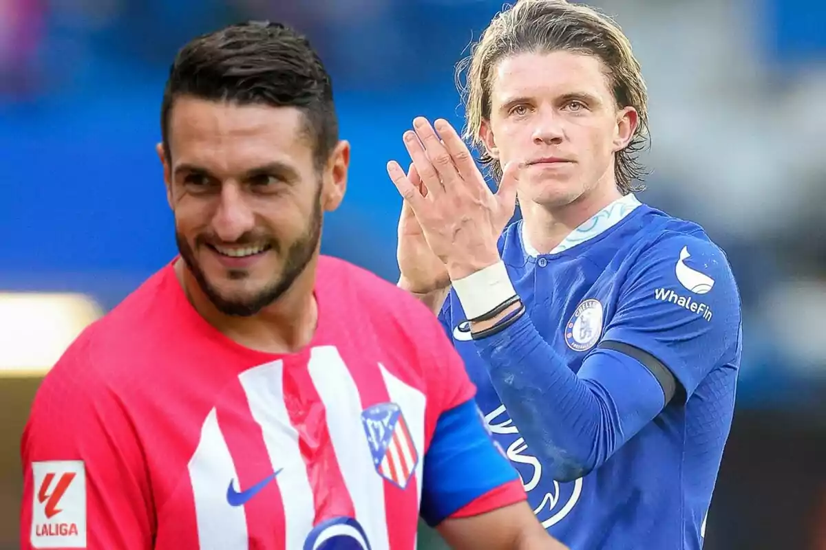 Dos jugadores de fútbol, uno con el uniforme del Atlético de Madrid y otro con el uniforme del Chelsea, en un campo de juego.