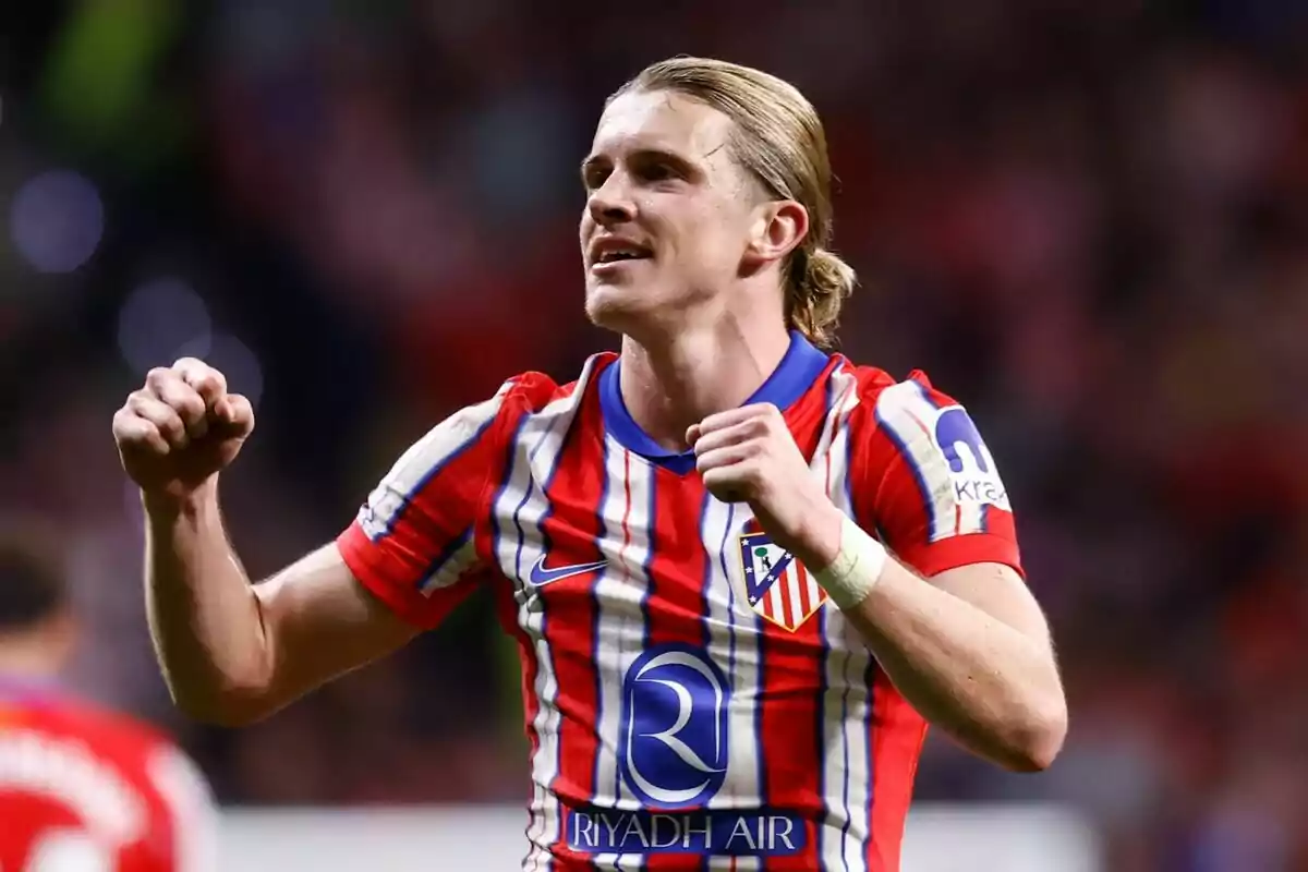 Jugador de fútbol celebrando con el uniforme del Atlético de Madrid.