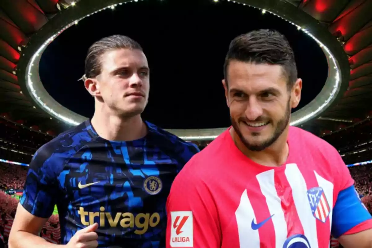 Dos jugadores de fútbol con uniformes de Chelsea y Atlético de Madrid en un estadio iluminado.