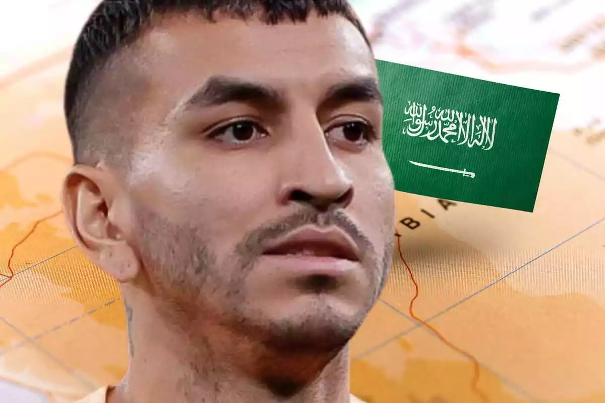 Ángel Correa mirando hacia un mapa con la bandera de Arabia Saudí