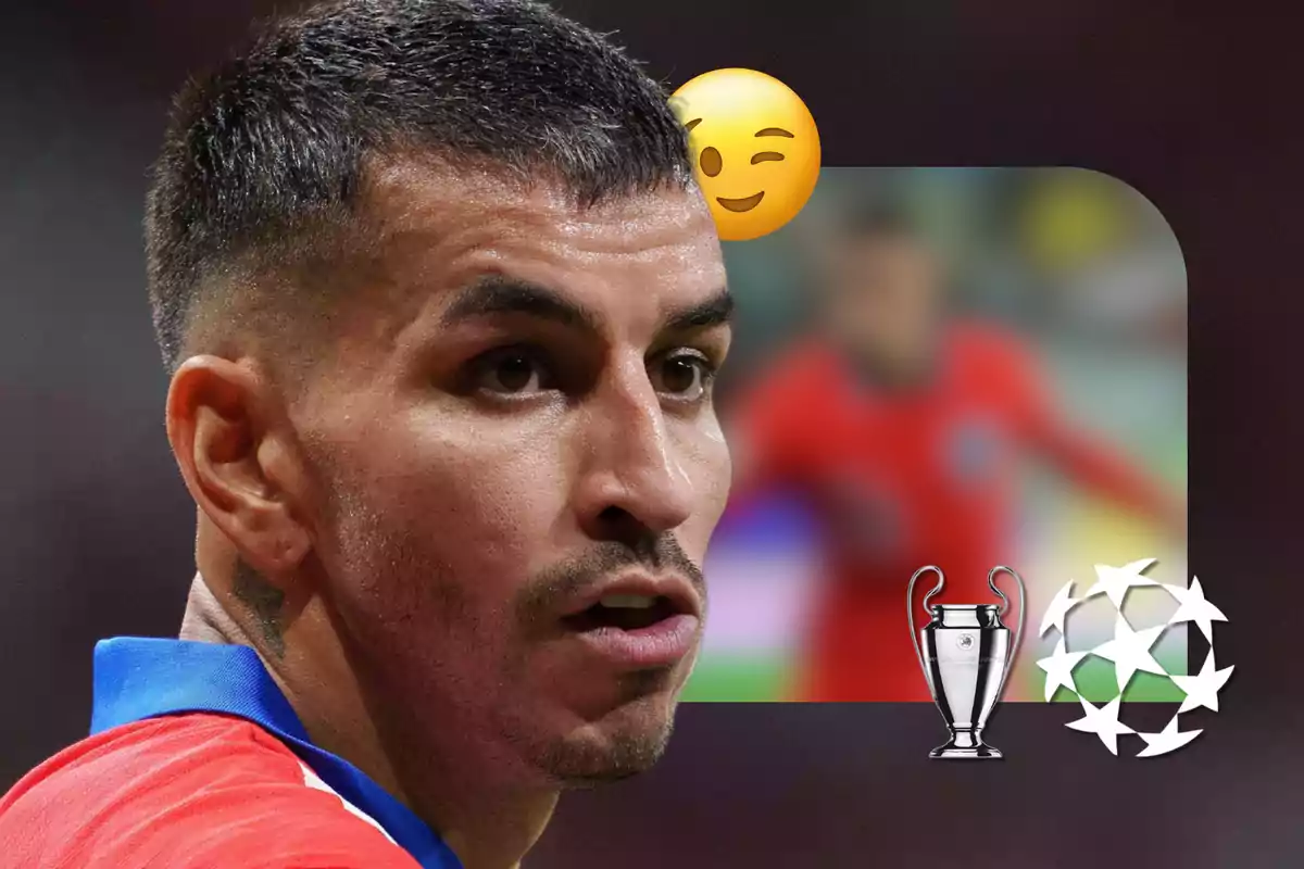 Un jugador de fútbol con una camiseta roja y azul, con un emoji de guiño sobre su cabeza y dos trofeos de la Liga de Campeones de la UEFA en la esquina inferior derecha.