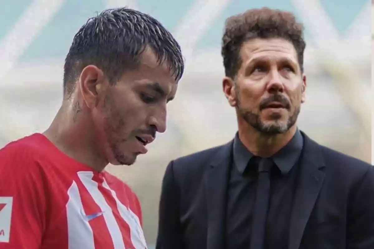 Un jugador de fútbol con camiseta roja y blanca junto a un hombre con traje negro.