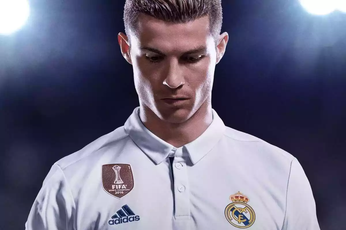 Cristiano Ronaldo mirando al suelo con la camiseta del Real Madrid