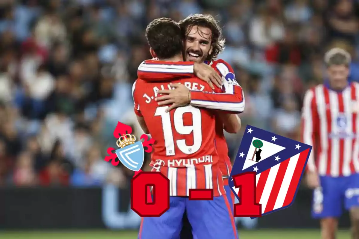 Dos jugadores del Atlético de Madrid se abrazan celebrando un gol, con el marcador final mostrando Celta de Vigo 0 - 1 Atlético de Madrid.