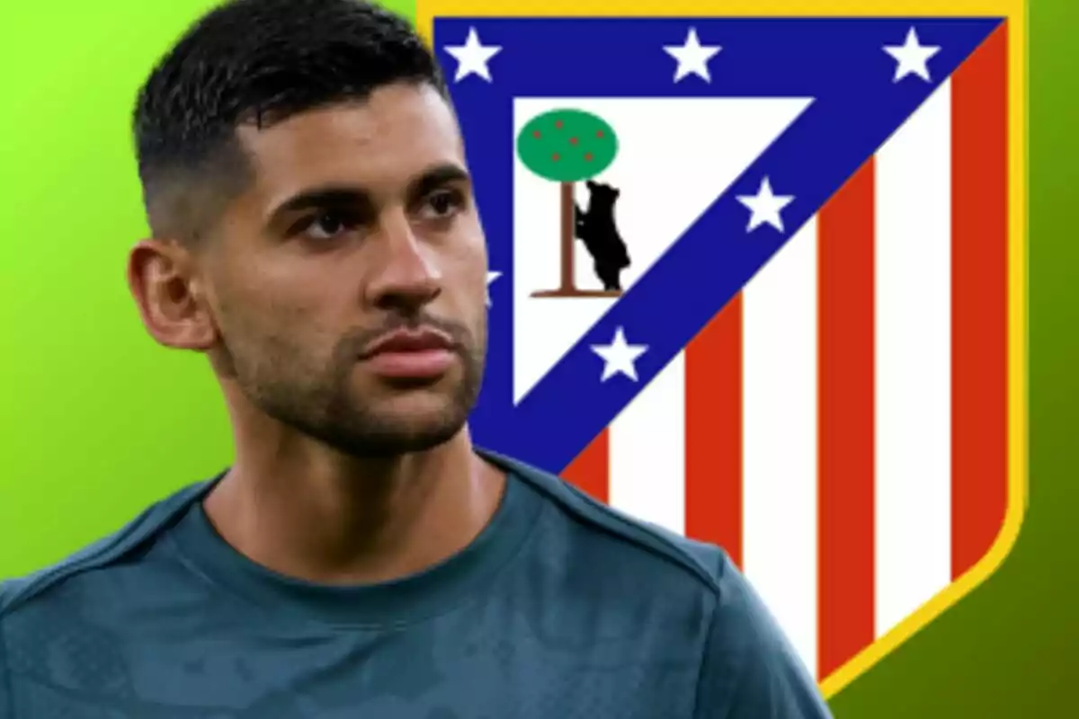 Futbolista con camiseta verde frente al escudo del Atlético de Madrid sobre fondo verde