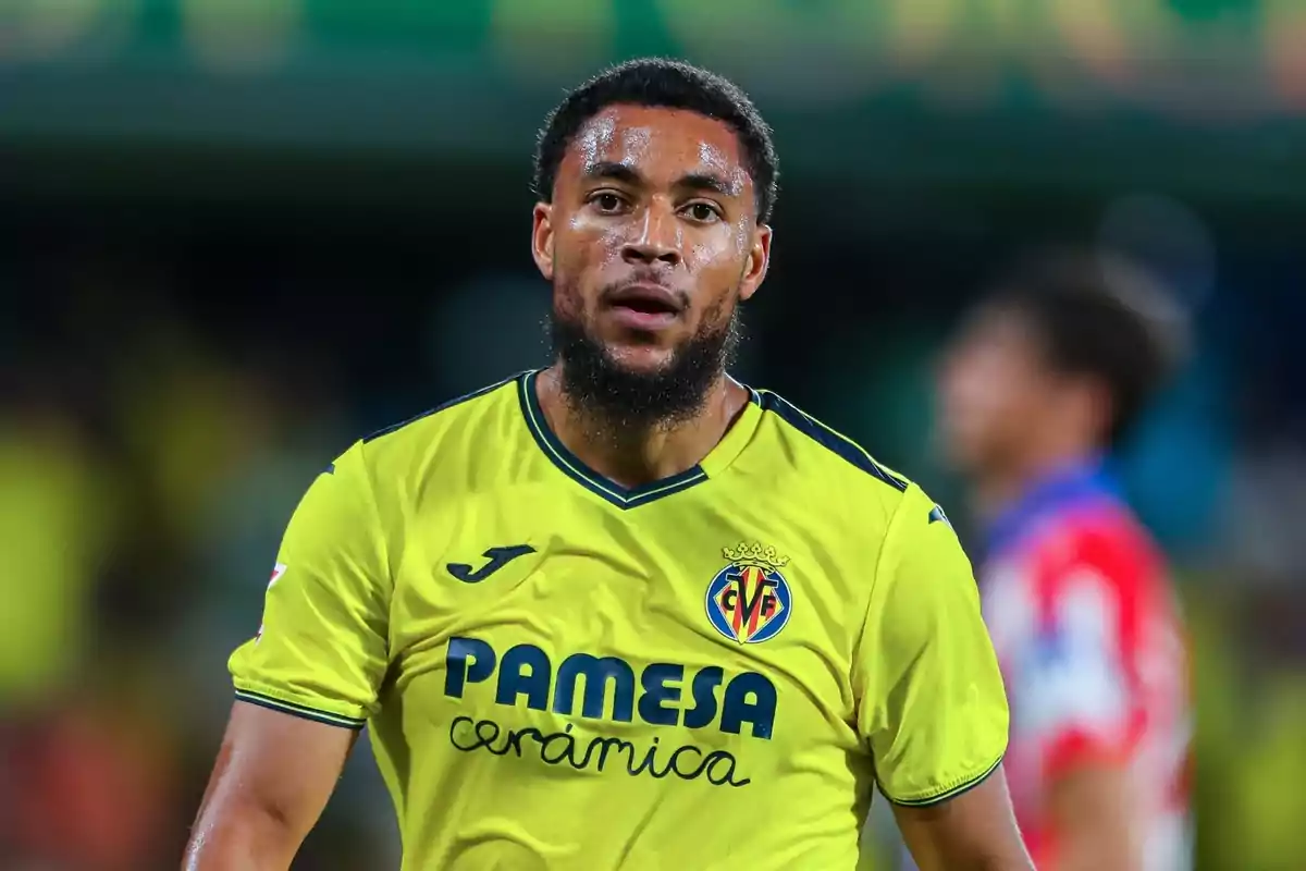 Un jugador de fútbol con la camiseta amarilla del Villarreal CF en el campo.