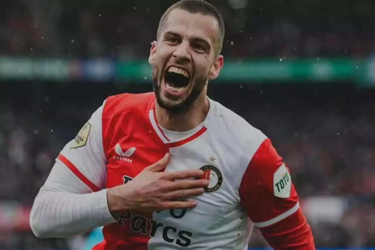 Jugador de fútbol celebrando un gol con la camiseta del Feyenoord.