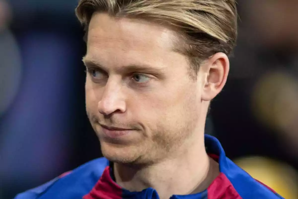 Frenkie de Jong mira hacia un costado mientras la cámara le apunta directamente