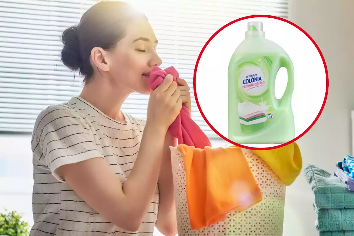 mujer oliendo ropa limpia con una botella de detergente