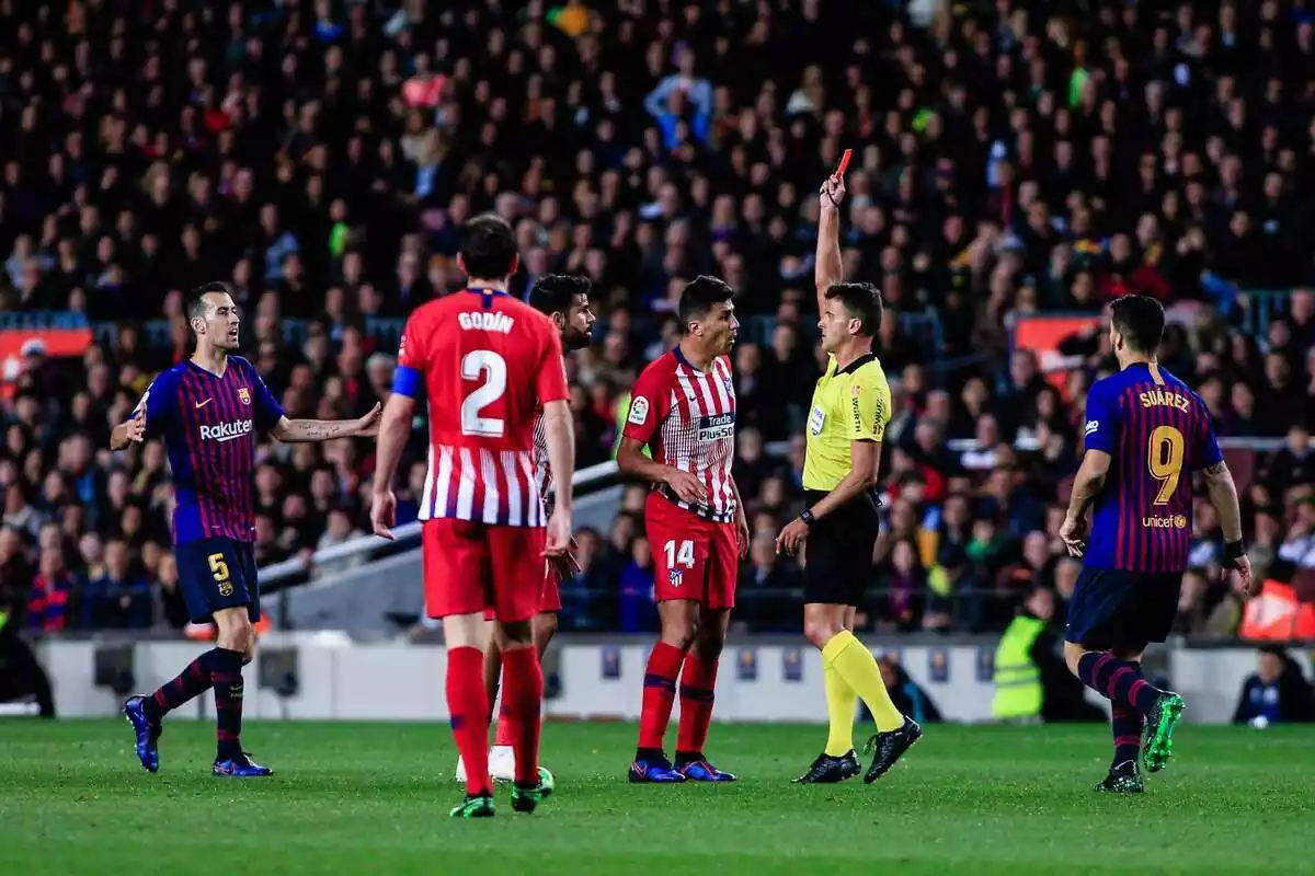El momento en el que Gil Manzano expulsa a Diego Costa en el Barça - Atlético de Madrid