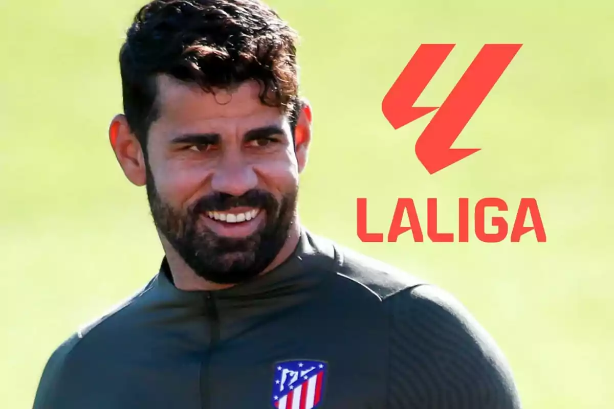 Hombre sonriendo con el logo de LaLiga y el escudo del Atlético de Madrid en su camiseta.