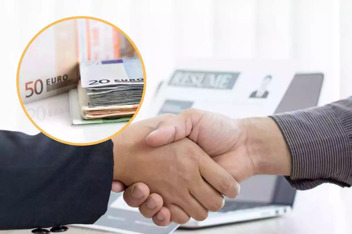 Dos personas dándose la mano y en primer plano una imagen de varios billetes apilados